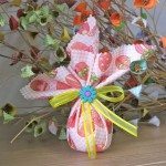 Encha suas cestas de Páscoa com ovinho decorado com tecido e faça a alegria de crianças e adultos (Foto: Divulgação)