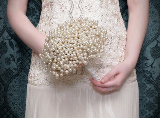 Este bouquet de noiva com pérolas é lindo e muito fácil de ser feito (Foto: Divulgação)