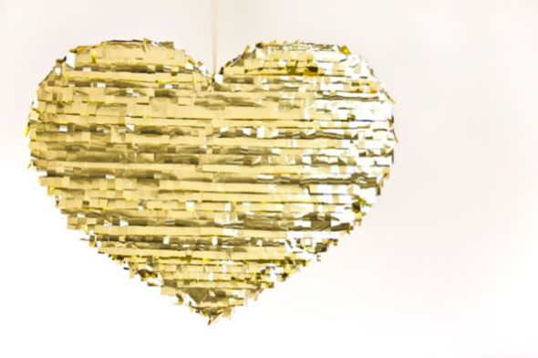 É muito fácil fazer este coração dourado para decorar festa e o resultado é incrível (Foto: studiodiy.com)