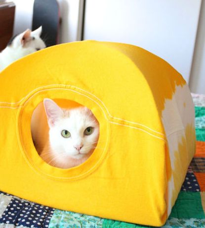 Casa para gato feito de camisa é linda, é diferente e é barata (Foto: instructables.com)