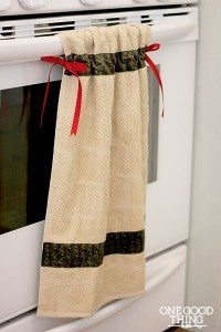 Esta ideia com toalha de mão para cozinha decora, além de ser funcional (Foto: onegoodthingbyjillee.com)