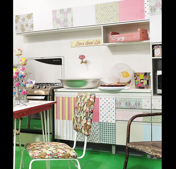armário de cozinha com papel de parede armário de cozinha com papel de parede