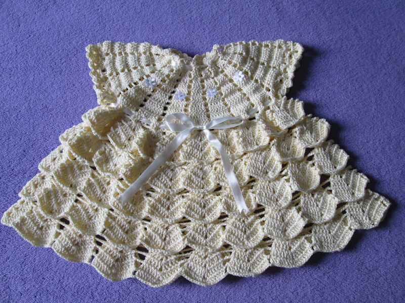 vestido de crochê infantil com escamas vestido de crochê infantil com escamas