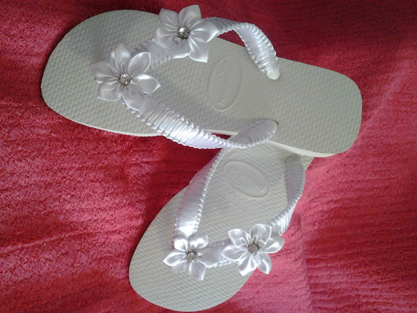 chinelo com perolas e flor chinelo com perolas e flor