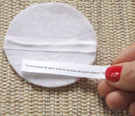 Colocando mensagem no biscoito da sorte (Foto:divulgação).