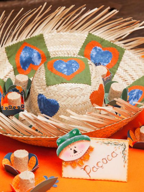 O chapéu-bandeja para festa junina é ótima opção para deixar a decoração de sua festa mais incrementada (Foto: Divulgação)