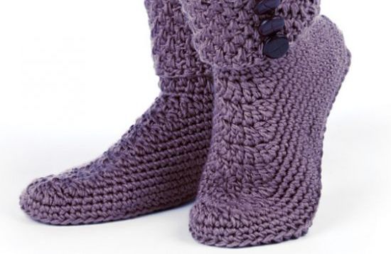 A bota de crochê é ultracharmosa e ainda aquece os pés (Foto: Divulgação)