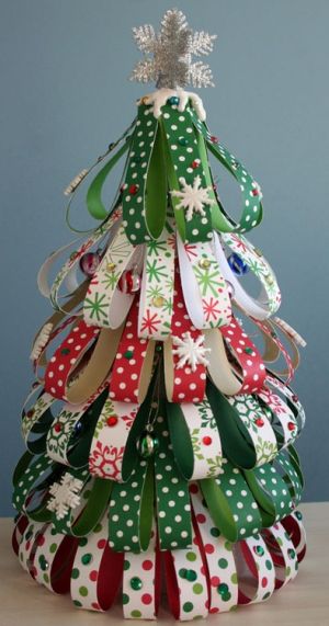 Esta linda árvore de Natal com papel pode ser feita de diversas cores e estilos (Foto: Divulgação)