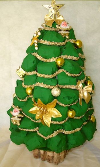Esta árvore de Natal feita de jornal é muito simples e barata de ser feita (Foto: Divulgação)