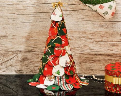 Esta árvore de Natal de tecido é muito fácil de ser feita (Foto: Divulgação)