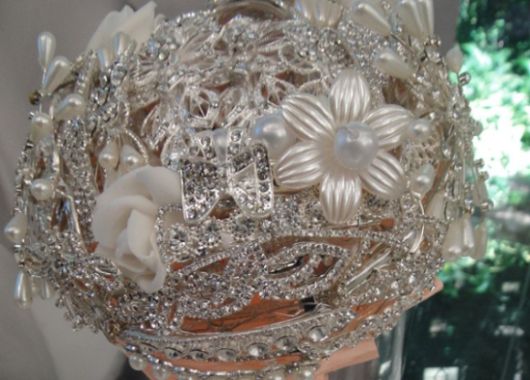 Este bouquet de broches além de poder ser exclusivo ainda é sofisticadíssimo e perfeito para noivas requintadas (Foto: Divulgação) 