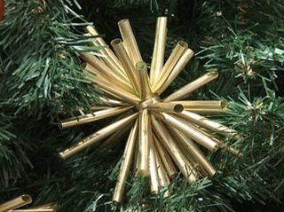 Estes enfeites de árvores de Natal de canudos têm aparência ultrassofisticada, porém são baratíssimos e muito fáceis de serem feitos (Foto: Divulgação)
