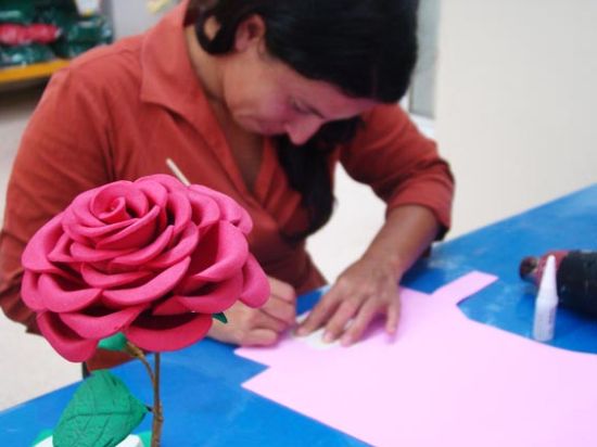 Esta rosa de EVA é perfeita para usar em sua decoração (Foto: Divulgação)