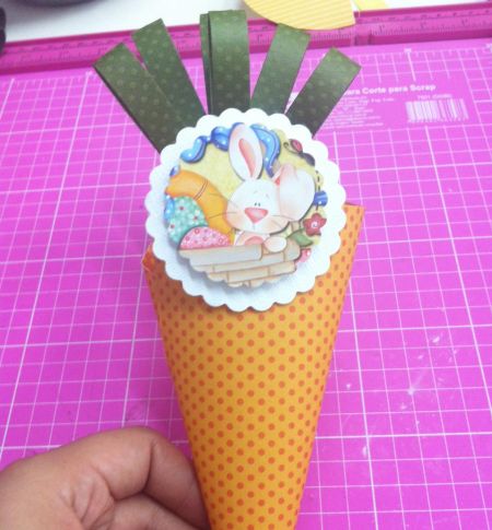 Este cone de páscoa é uma ótima ideia para a ocasião, e muito fácil de ser feita (Foto: Divulgação)