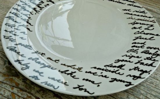 Esta personalização de prato de cerâmica é muito fácil de ser feita, e também muito barata (Foto: Divulgação)