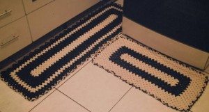 Tapete de crochê preto e branco para cozinha