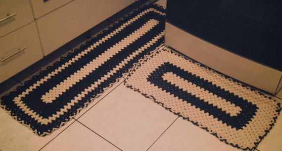 Os tapetes de crochê para cozinha preto e branco deixam o visual de sua cozinha muito mais sofisticado (Foto: Divulgação)