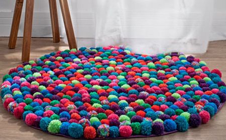 Este fofo tapete de pompom de lã é muito confortável e fácil de ser feito (Foto: Divulgação)