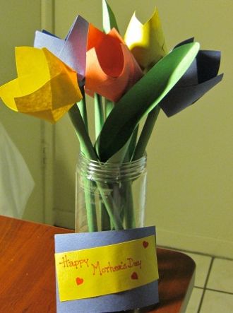 Esta tulipa de papel para dia das mães é ótima opção para fazer em escolas, como lembrancinha (Foto: Divulgação)