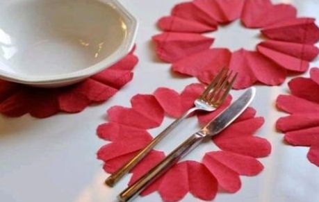 Este coração de guardanapo é muito fácil de ser feito e deixará a sua mesa com visual muito mais bonito (Foto: Divulgação)