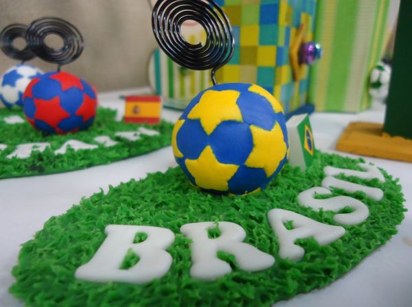 O artesanato em biscuit para Copa do Mundo pode ser bem diferente e ter aparência de confeccionado com outro material (Foto: Divulgação)