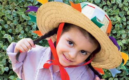 Faça este chapéu caipira para a toda a sua família e deixe-os no clima dos festejos juninos (Foto: revistacrescer.globo.com)