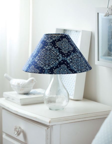Faça esta linda luminária com garrafa e tecido e repagine o décor de sua casa (Foto: Divulgação)