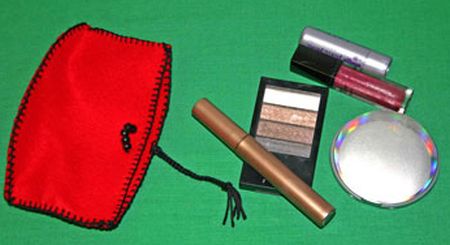 Faça esta bolsa de cosméticos e guarde com muito capricho a sua maquiagem ou outros produtos de beleza (Foto: funezcrafts.com)