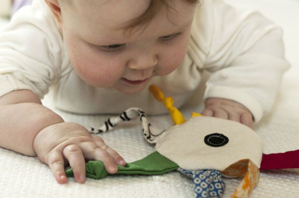 Faça este brinquedo para seu bebê e o deixe muito feliz (Foto: madebyjoel.com)