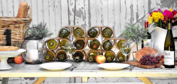 Este suporte rústico para vinho deixará o visual de sua adega ou de sua mesa, em um jantar especial, mais bonito (Foto: homestoriesatoz.com)