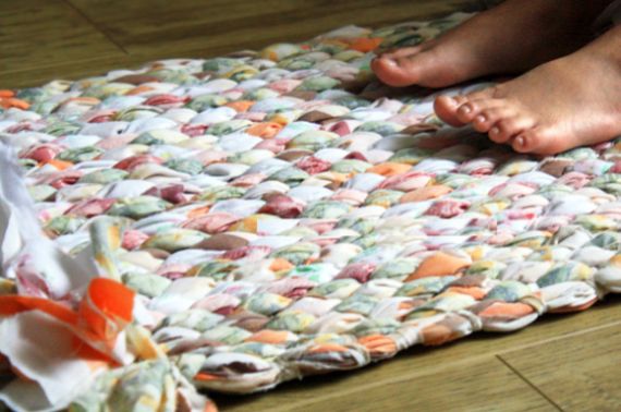Com este tapete de trapo de tecido os seus ambientes vão ficar lindos e muito bem decorados (Foto: craftpassion.com)