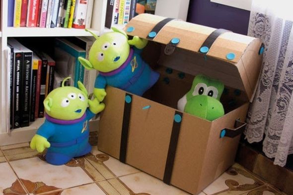 Com este baú de caixa de papelão o quarto de seus filhos ficará lindo (Foto: easycraftidea4u.blogspot.com)