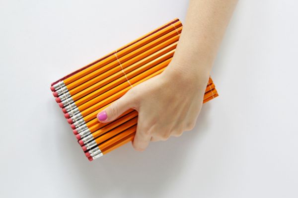 Esta bolsa clutch com lápis faz o maior sucesso por onde passa (Foto: handsoccupied.com)