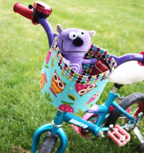 Esta cestinha para bicicleta deixará os passeios de sua menina muito mais charmosos (Foto: noodle-head.com)
