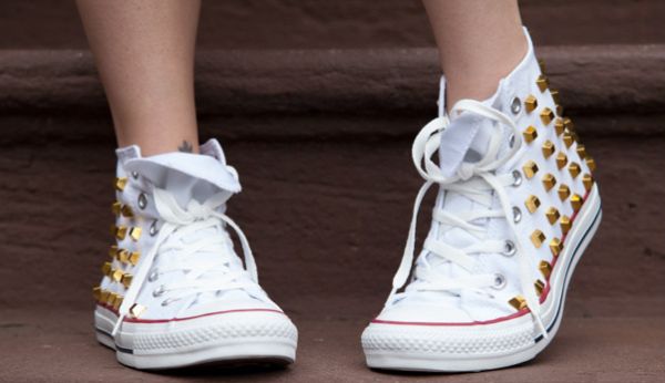 Customizando tênis com tachas e spikes além de ganhar um sapato com novo visual ainda irá economizar (Foto: trinketsinbloom.com)