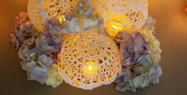 Esta luminária com pano de crochê sofistica qualquer ambiente em que ela esteja posicionada (Foto: glamourandgraceblog.com)