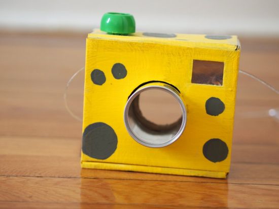 Utilize os materiais recicláveis que você tem em casa para fazer esta câmera de papel (Foto: pinkstripeysocks.com) 
