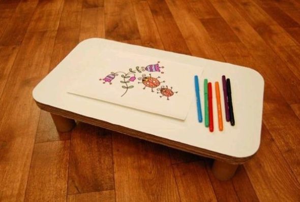 É muito fácil fazer esta mesa de papelão para crianças (Foto: diyandcrafttutorials.com) 