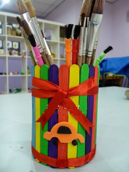 Este porta-pincel de palito de picolé é colorido e divertido e muito fácil de ser feito (Foto: crafty-crafted.com)