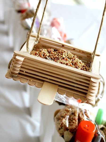Este comedor para passarinho de palito de picolé pode ser pendurado em qualquer lugar de seu lar (Foto: tonyastaab.com) 