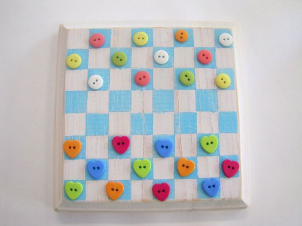 Este jogo de dama com botões é lindo e diferente, e pode proporcionar a mesma diversão (Foto: littlemissmomma.com) 