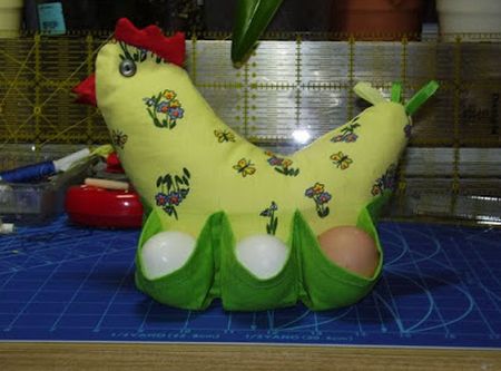 Galinha porta-ovos é uma ótima opção também para presentear (Foto: naninenuxacrafts.blogspot.com.br) 