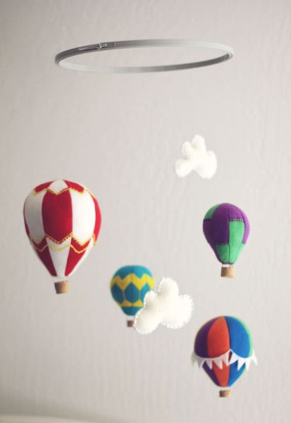 Móbile com balões de feltro é fofo e decora de forma primorosa (Foto: howjoyful.com)