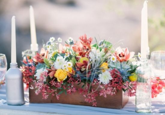 Centro de mesa em madeira para casamento é ótima opção para o seu grande dia (Foto: anoivadebotas.com.br)          