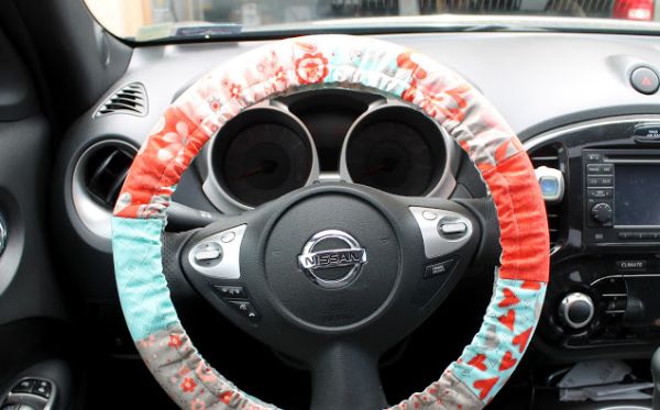  Capa para volante em tecido protege e deixa o interior do carro mais bonito (Foto: modabakeshop.com)  