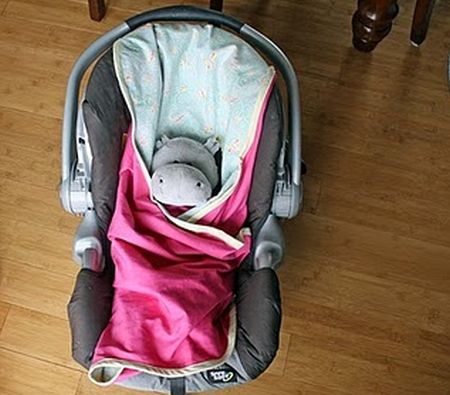 Cobertor para bebê conforto é muito útil para os seus passeios (Foto: freebabyprojects.blogspot.com.br) 
