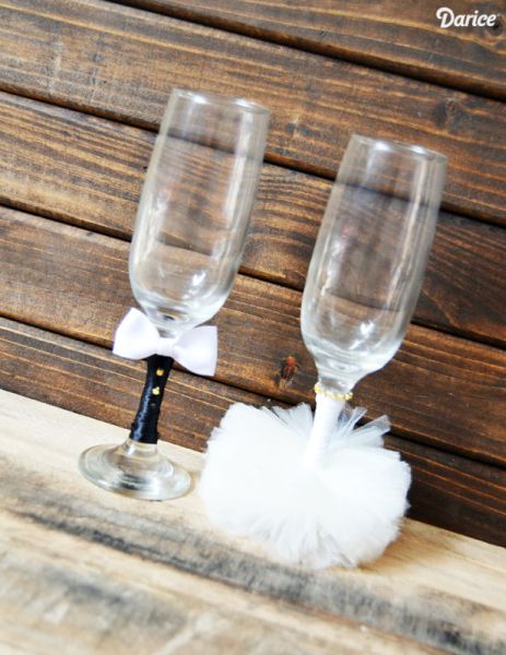 Há muitas opções e estilos para decorar as taças dos noivos, basta escolher o modelo mais condizente com a decoração de seu grande dia (Foto: blog.darice.com)               