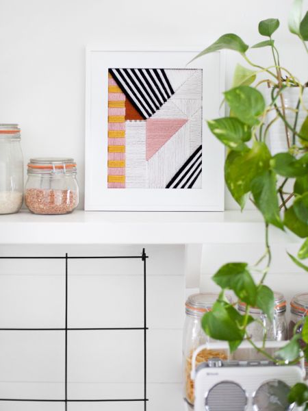 Quadro bordado com linhas renova o décor de qualquer cômodo de sua casa (Foto: abeautifulmess.com) 