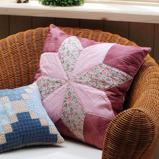  Almofadas feitas de patchwork ficam ainda mais especiais quando você coloca o seu toque pessoal (Foto: gurukoala.com)              