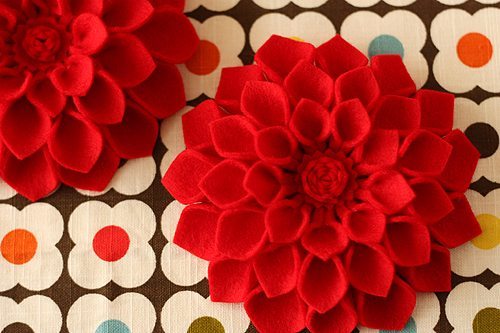 Se você esta buscando um artesanato diferente faça flores em feltro para você fazer em casa (Foto: notmartha.org)